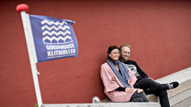 Ægtepar rider på bølgen i Cold Hawaii: Guesthouse, rejsebureau, pizzabar og surfbutikker