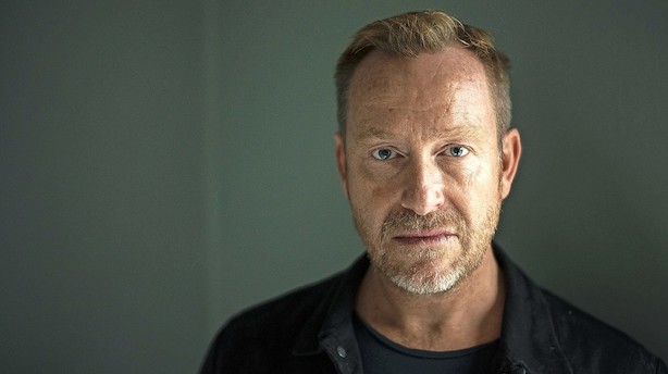 Adam Price løser dilemmaet mellem arbejdspassion og privatliv: "Hvor meget kan man udsætte dem man elsker for?"