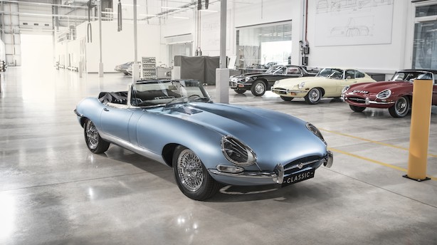 Smukke gamle biler får nyt liv på Jaguars klassikerfabrik