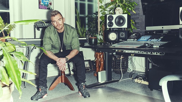 I weekenden danser Lars Ankerstjerne med sin baby og skriver sange, man kan danse til