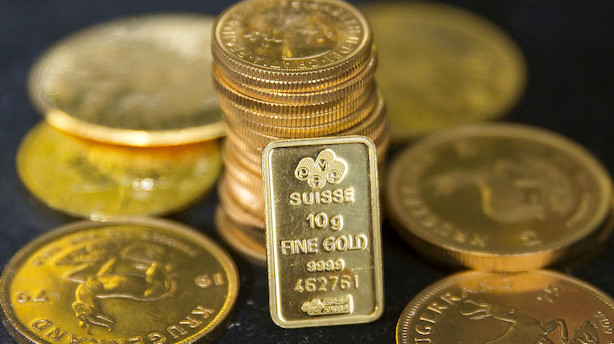 Markedsfrygt sender investorer mod guld og banker prisen op