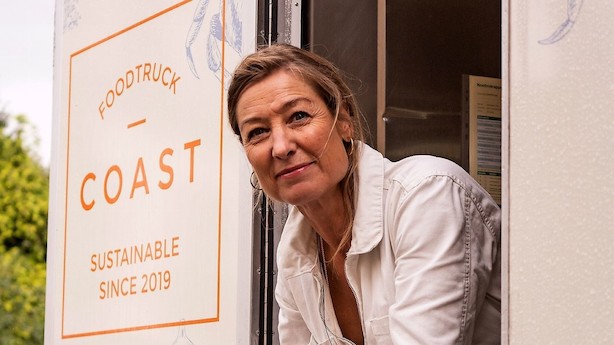 "Jeg kan kende alle de andre fraskilte forstadsfruer på det der særlige drag om munden. Nogle af dem har lige fået 3-4 mio. kr. med på kontoen og føler sig stadig i sikkerhed"