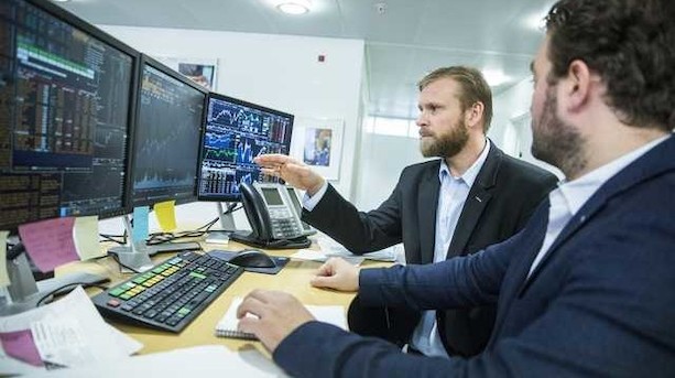 Tre dage tilbage i Aktiespillet: "Det er en "the winner takes it all-strategi", så hvis du ikke fører, skal der fuld knald på nu. Du skal have én aktie, og man skal have en af dem, der svinger voldsomt op og ned"