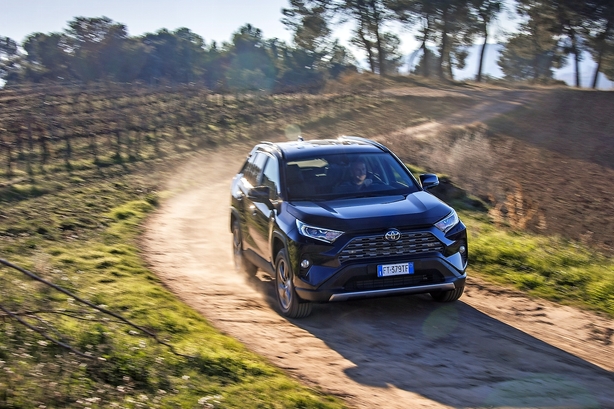 Stilsikker Toyota RAV4 lægger sig ud