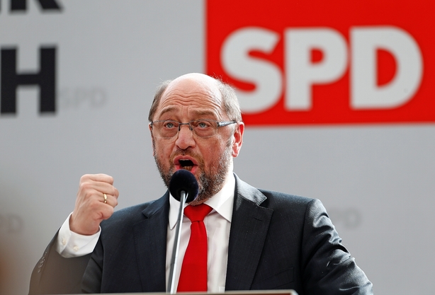 Kronik: Populære Schulz rokker Merkels trone