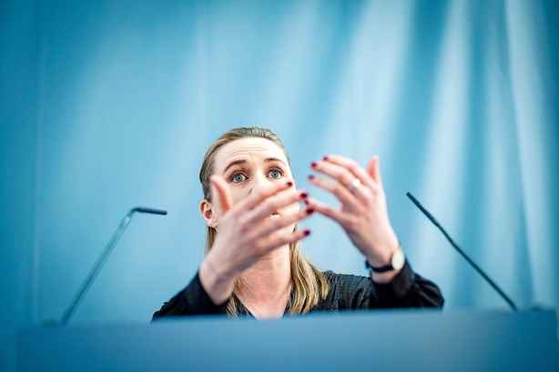 Mette F. under pres for at lægge detaljer frem om pensionsforslag: "Det er jo ren skyggeboksning det, der foregår"