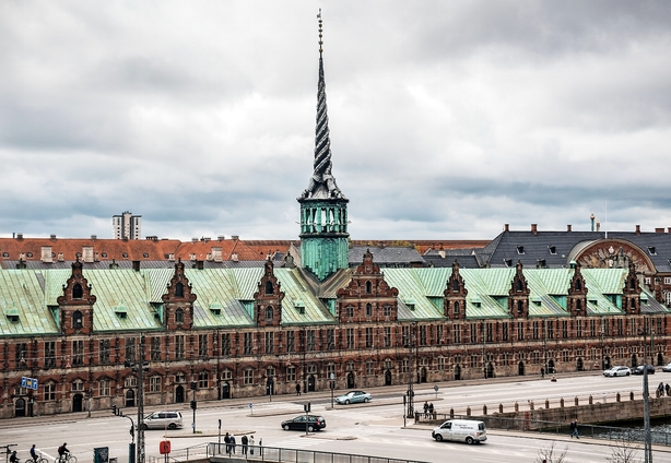 Debat: Er børsnotering for dyrt, så gør det selv