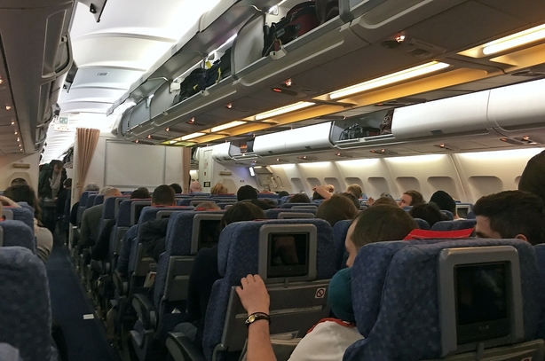 Anmeldelse: Med Norwegian til New York - stolen er lappet sammen med gaffatape og skærmen virker ikke