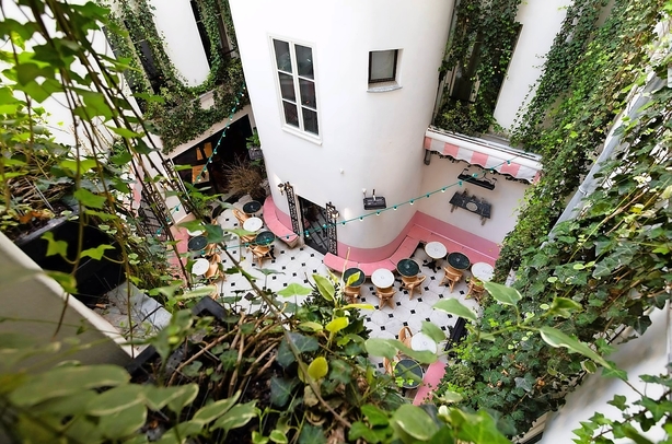 Penismønstre og det der er værre: Hotel Grand Amour er ikke for sarte sjæle