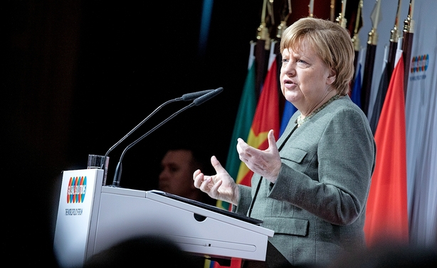 Angela Merkel holder fingrene fra kæmpe bankfusion