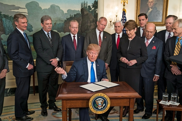 Trump freder EU men skyder hårdt på Kina