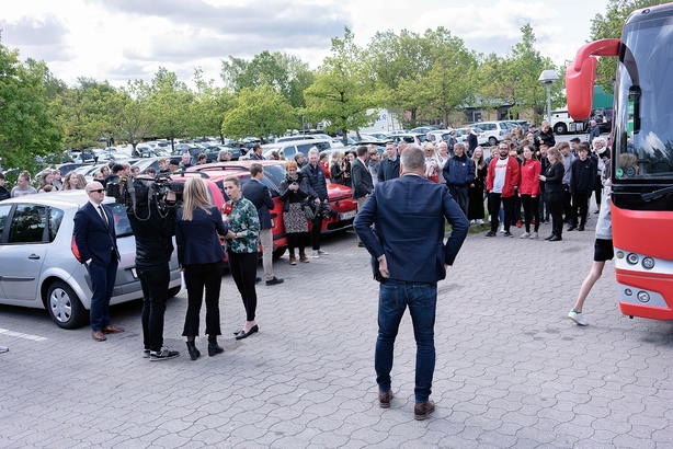 10 timer på valgtour med Mette F: "Jeg tror ikke, de her tv-debatter bringer noget godt med sig. Der er 13 partier, der alle fyrer valgløfter gennem luften"