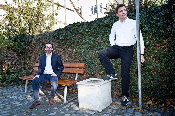 Dansk duo lader vejret bestemme dine annoncer