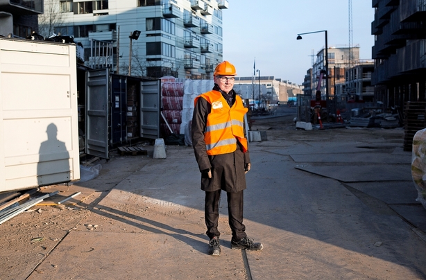Byggeboss deler overskuddet med ansatte I kampen om arbejdskraft i byggebranchen er virksomhederne nødt til at se sig om efter andre måder at holde på de ansatte. Hos Sjælsø Management håber de, at deres overskudsprogram kan holde på medarbejderne.