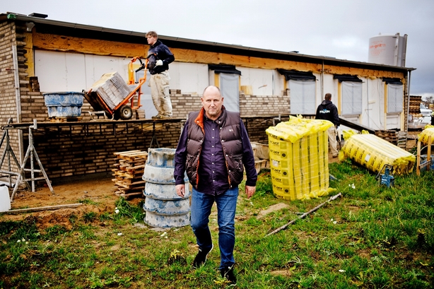 Stenrig husbygger kedede sig: Skabte succesfirma igen