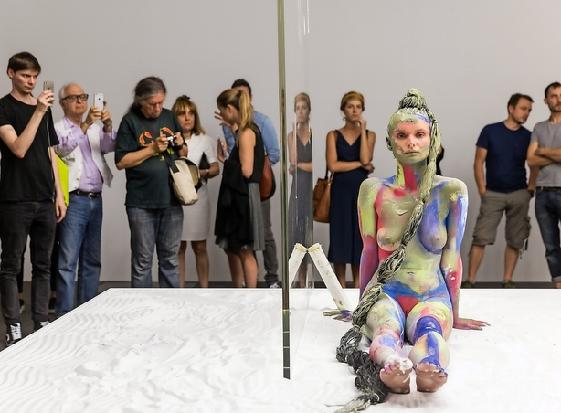 Politik, privatfly og bodypaint på årets største kunstmesse