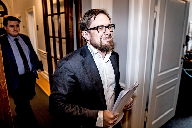 Økonomiminister: Kommunerne sparer for meget op - de skal mindst bruge 10 mia ekstra
