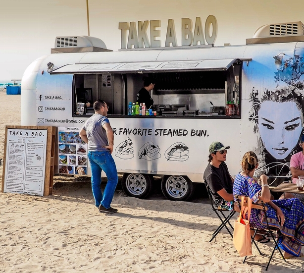 Dubai: Guide til shawarma og burgere på stranden frem for caviar og foie gras i glastårne