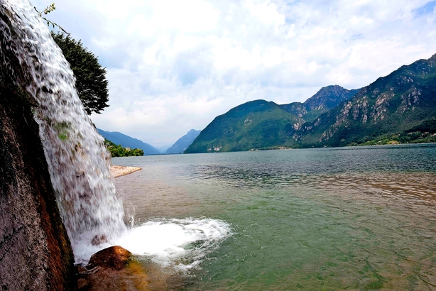 Lago d'Idro byder på kitesurfing og sindsro